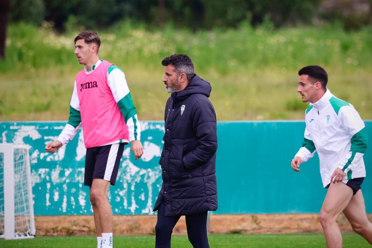 Iván Ania, junto a Requena y Diego Bri en un lance de un entrenamiento del Córdoba CF.