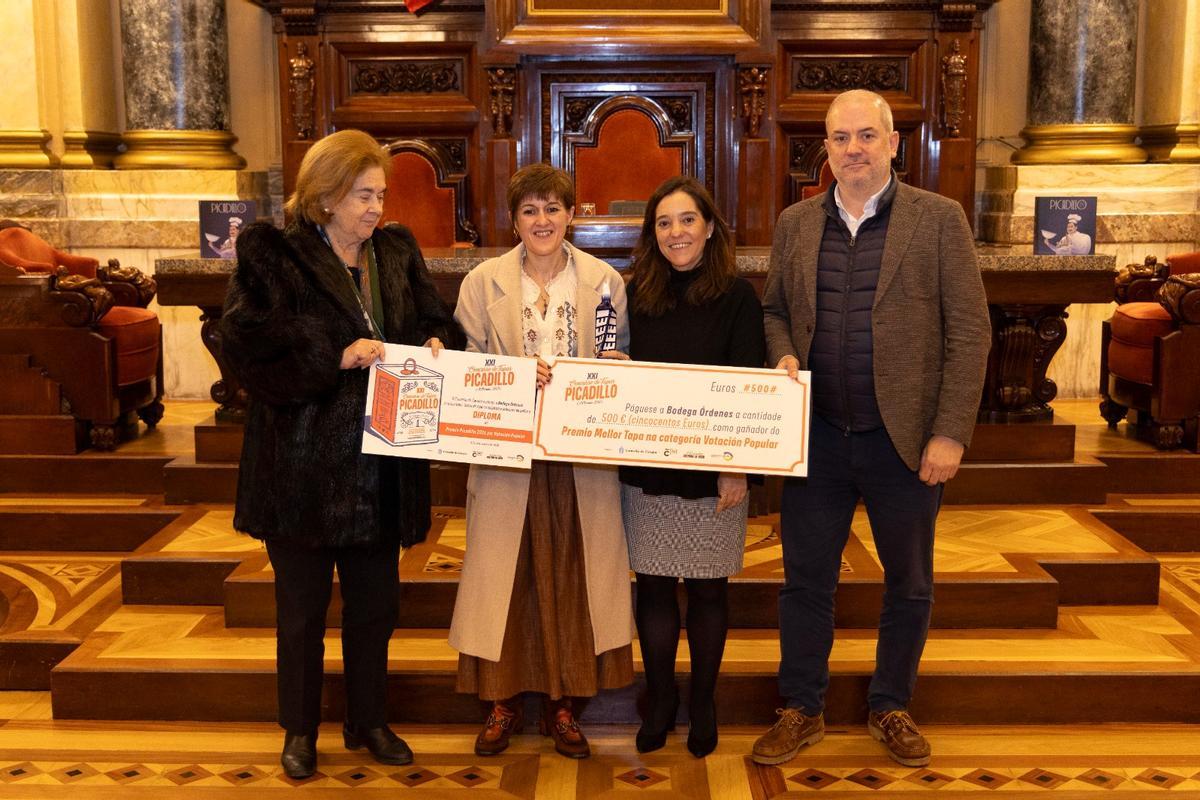 Rosa Vaamonde, de Bodegas Órdenes, recibe el premio a mejor Tapa en la categoría Votación Popular