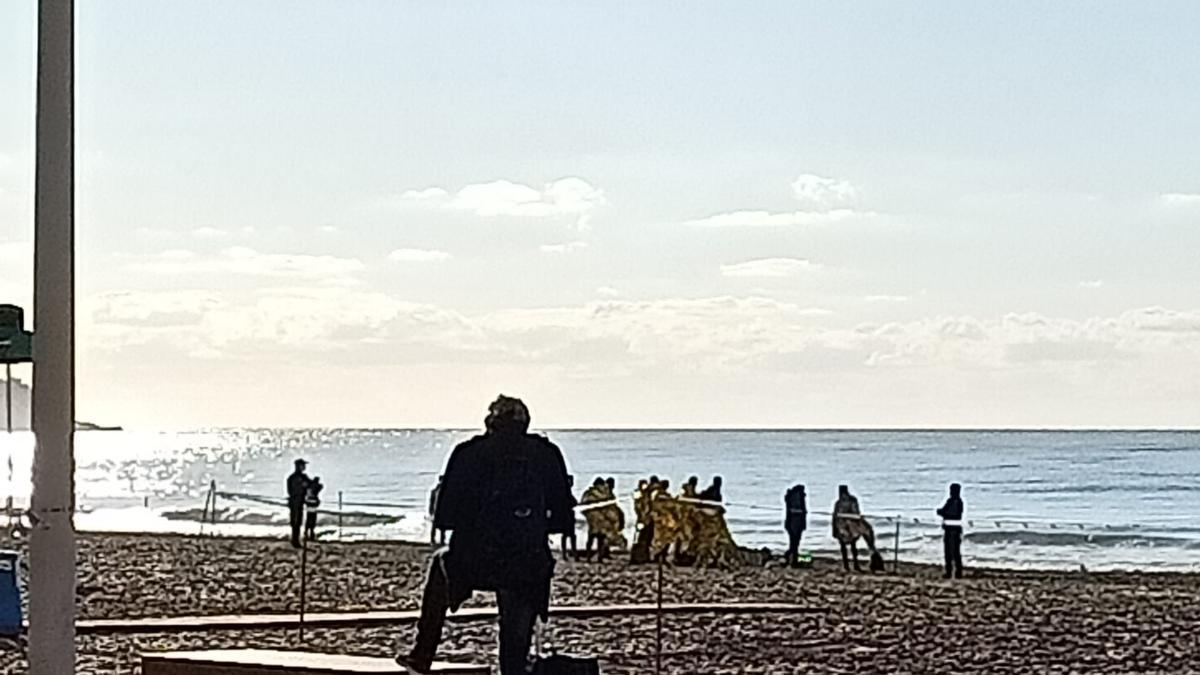 Trece inmigrantes interceptados en la playa de Levante de Benidorm