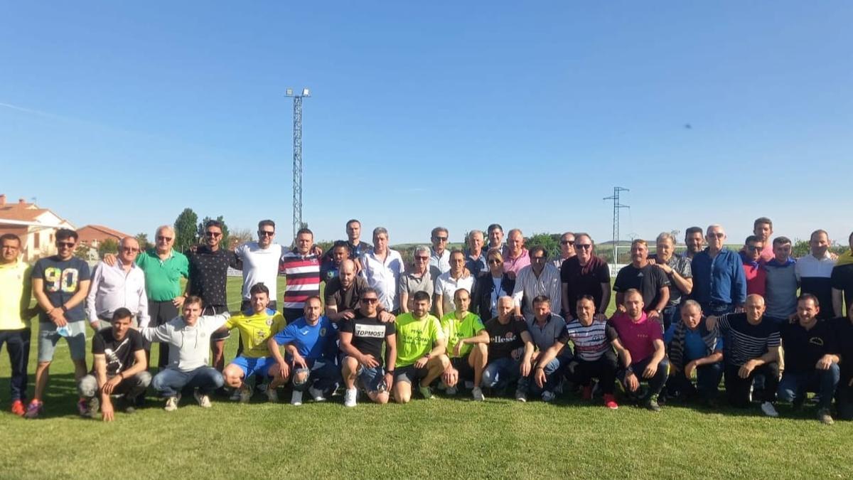 Los jugadores, directivos y presidentes del CD Morales del Vino Atlético posan juntos en &quot;La Llagona&quot;.