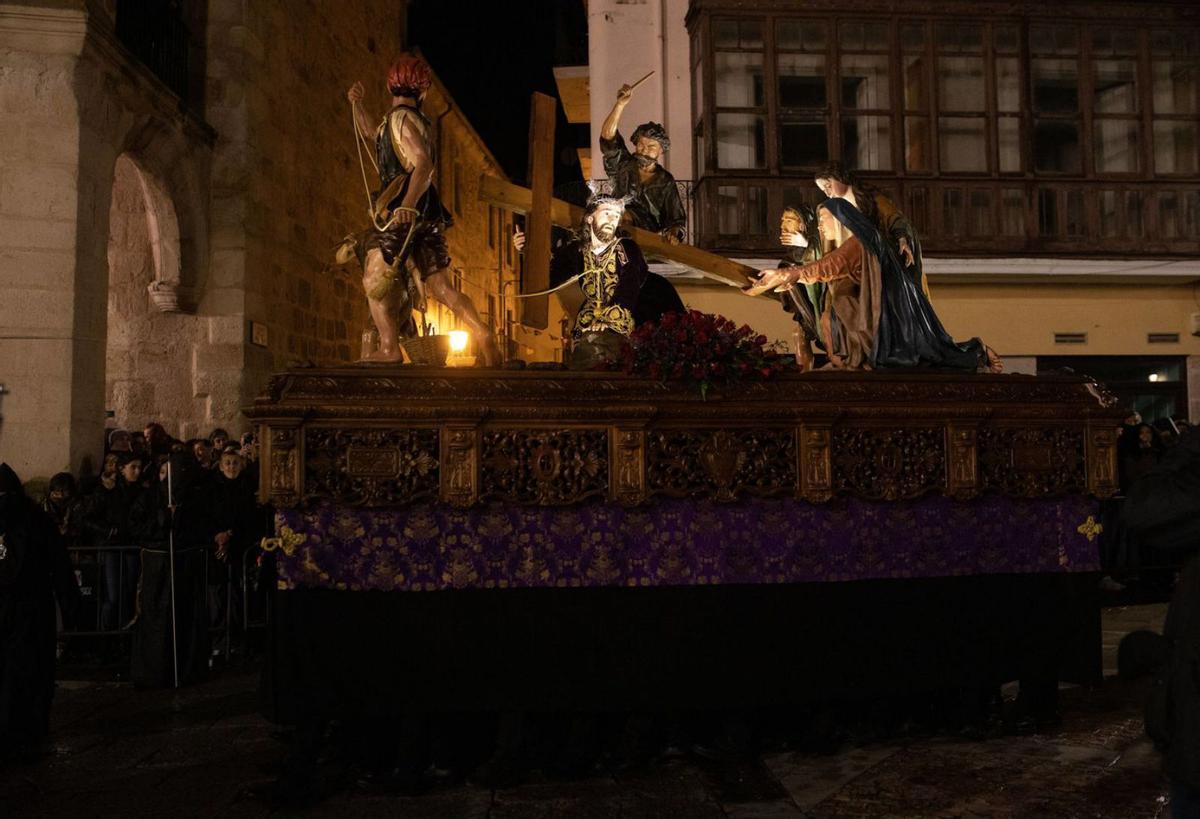 Paso de La Caída, en la Plaza Mayor al inicio de la procesión de Jesús Nazareno. | ANA BURRIEZA (ARCHIVO)