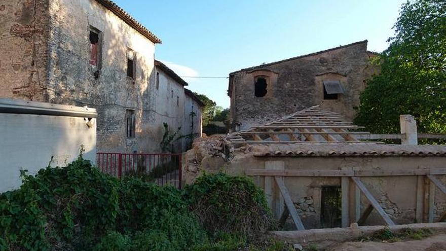 Las tejas han desaparecido de uno de los edificios bajos de la alquería del Moro en Benicalap.