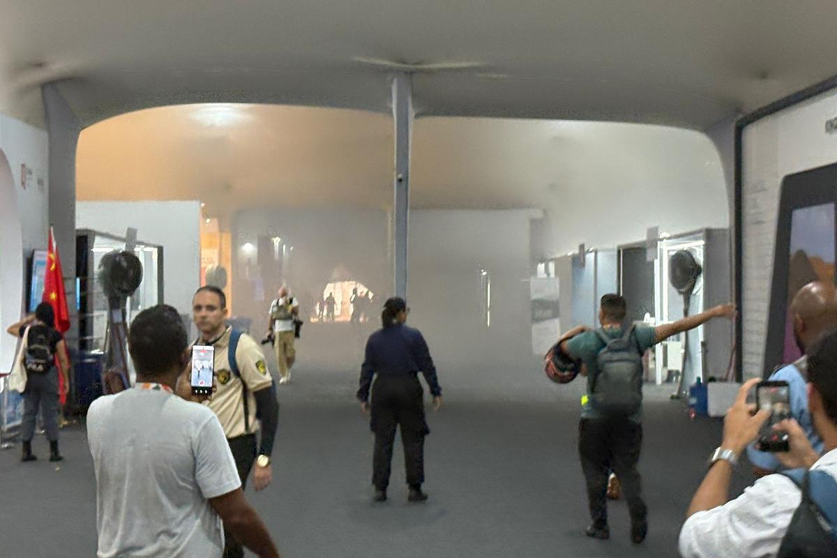 Humo por el incendio ocurrido en las instalaciones de la COP30 en Belém (Brasil).