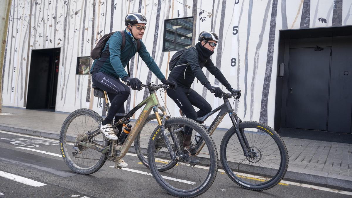 Sergio y Javier Torres llegan en bicicleta al restaurante Cocina Hermanos Torres.