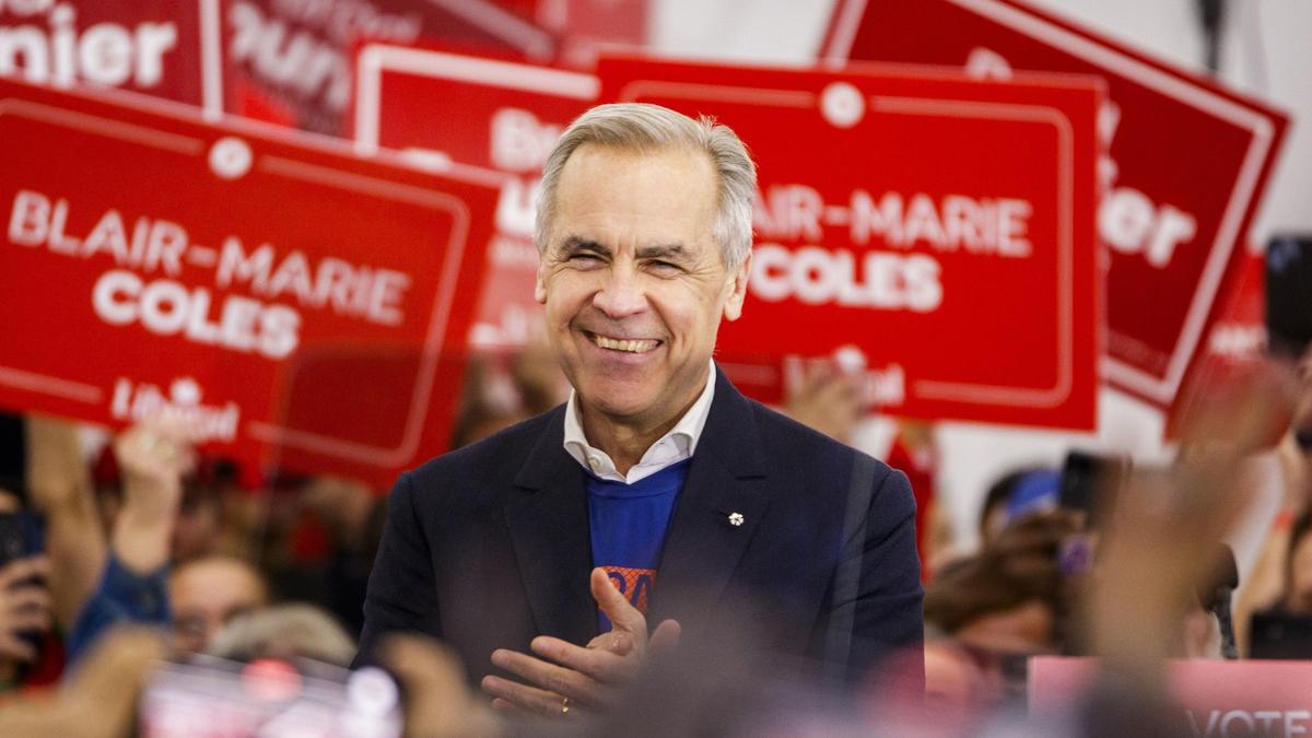 El líder del Partido Liberal de Canadá, Mark Carney, en su acto final de campaña en Edmonton.