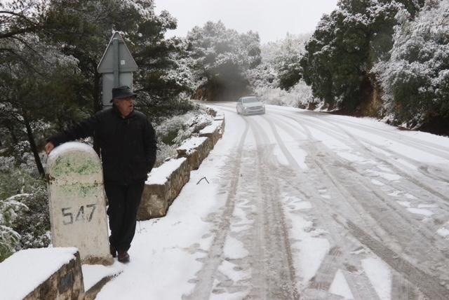 Las primeras nevadas llegan al Puerto del León, en los Montes de Málaga, que se sitúa a 900 metros de altura