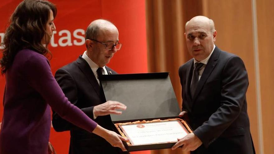 Laudelino Alperi, a la derecha, recibe el título de &quot;Colegiado de honor&quot; de manos de Miguel de la Fuente y en presencia de Ana Sarachaga, del Colegio de Economistas.