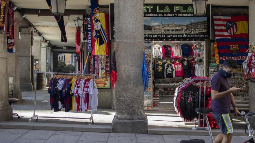 Una tienda de regalos en la Plaza Mayor de Madrid, vacía