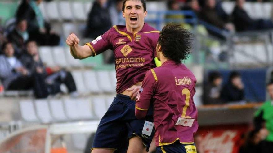 Vázquez celebra el primer gol del triunfo 0-2 en A Malata, durante la temporada 2009/2010. // Gustavo Santos