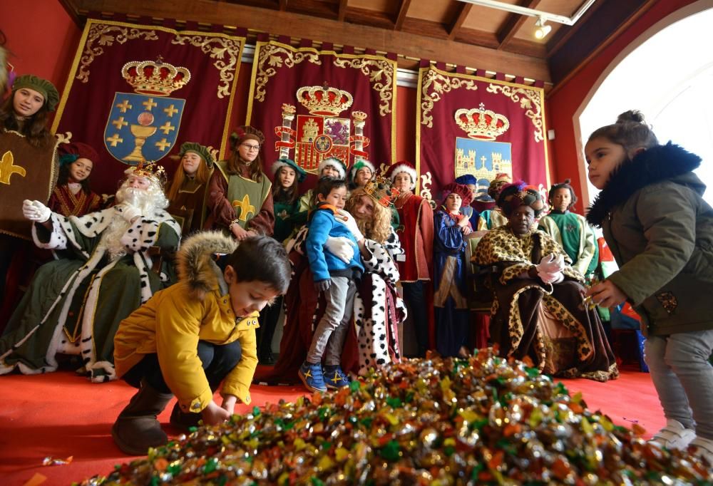 Una multitud recibe a los Reyes en Pontevedra