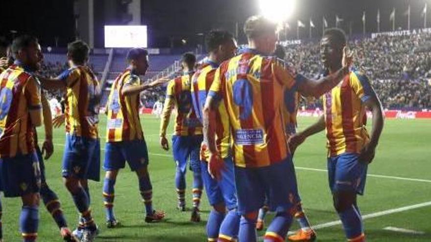 Los futbolistas del Levante UD celebran el gol de Boateng, que significó el 2-1 final.