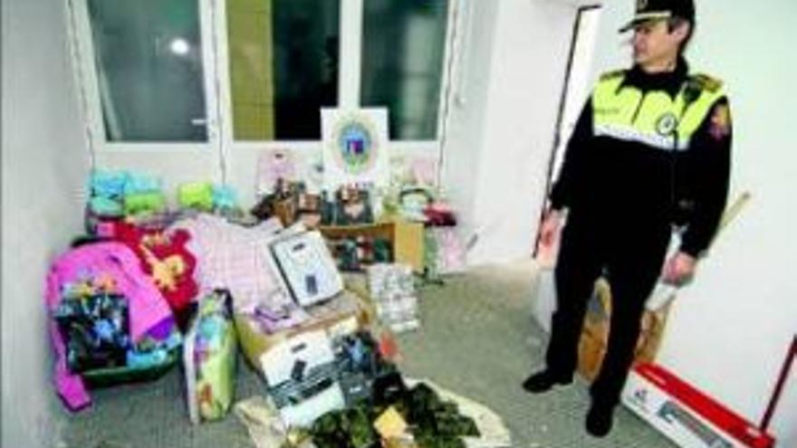 La policía local interviene en el mercadillo 470 prendas falsificadas