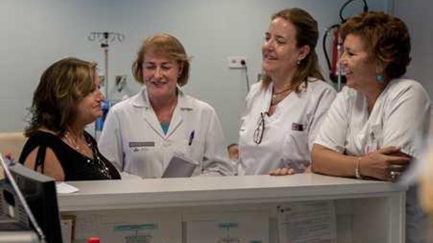 Toñi Santos, con Nieves Díaz y dos de las trabajadoras del Hospital de Día.