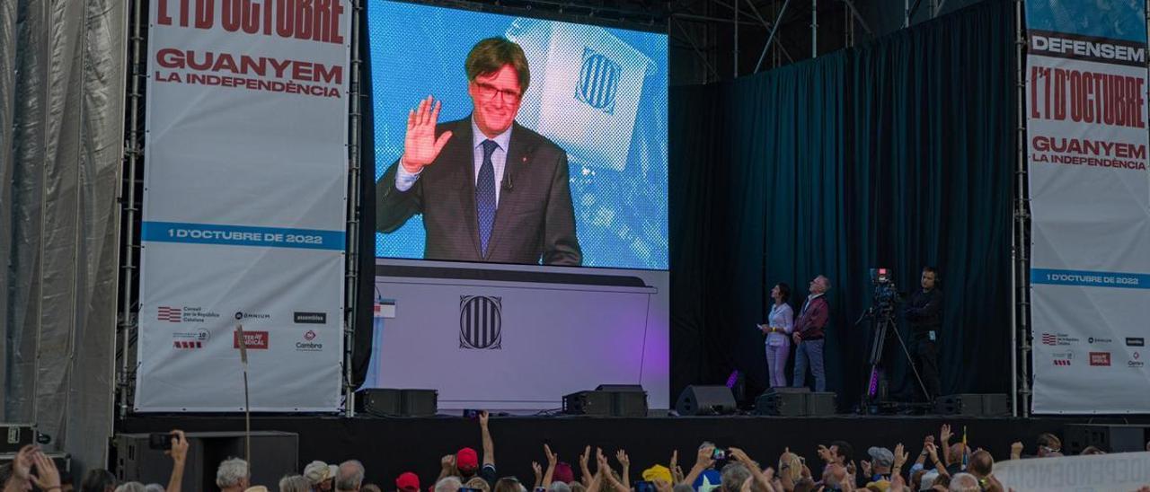 Carles Puigdemont comparece en pantalla durante la manifestación para conmemorar el quinto aniversario del referéndum del 1-O en Barcelona.