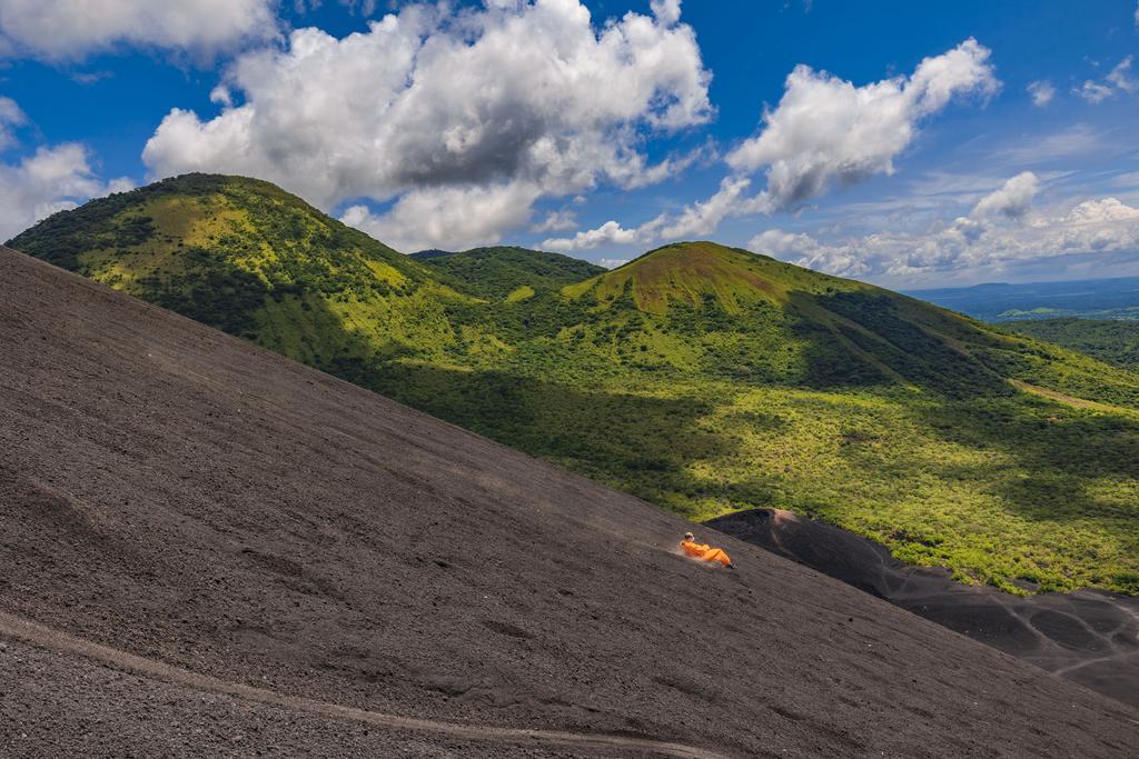 Practicando sandboarding en el volcán Cerro Negro, Nicaragua.