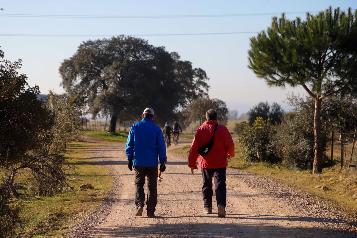 Senderistas realizan la ruta.