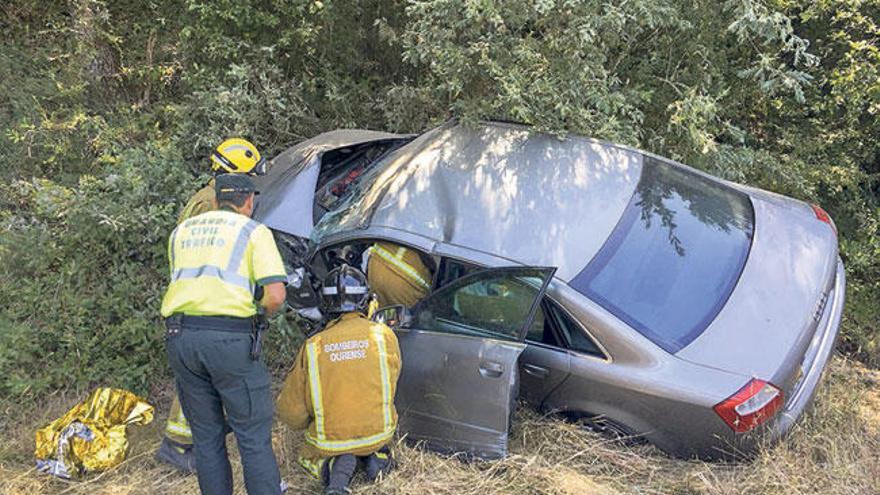 Los bomberos rescatan a un hombre accidentado en la N-120