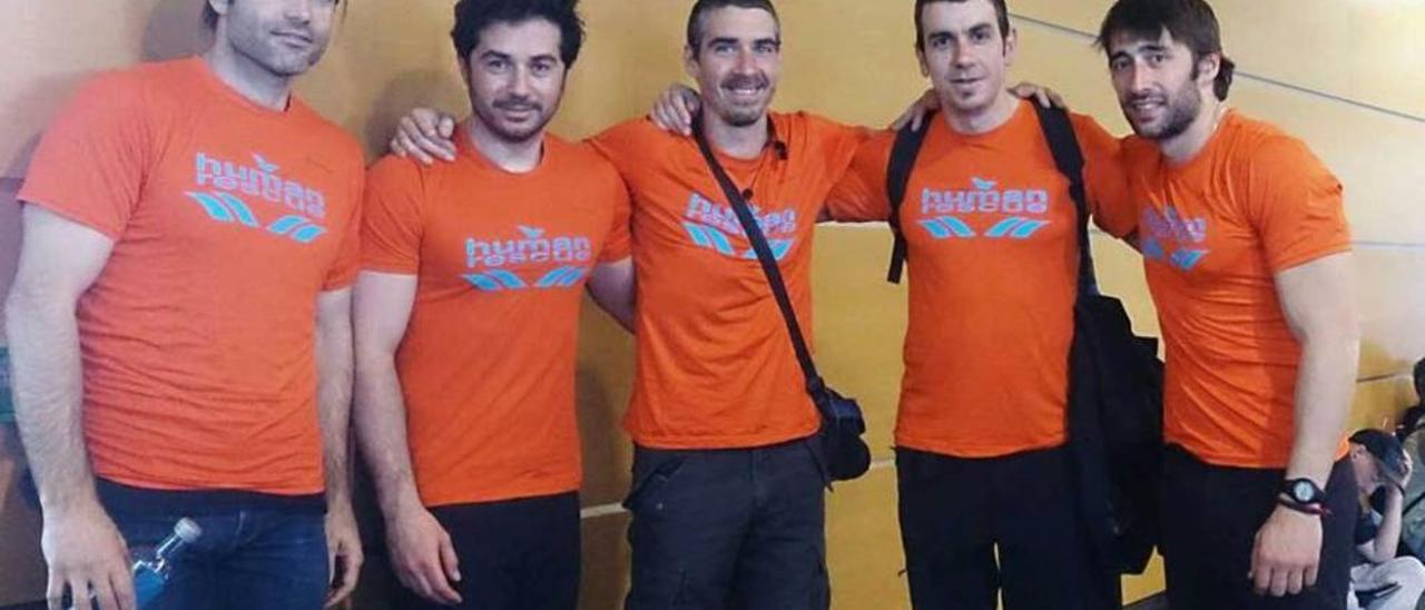 Por la izquierda, Pachi Sánchez, César Bonera, Jaume Nogales, Carlos Costales y Aaron Iglemo, ayer, en el aeropuerto madrileño, antes de volar hacia Grecia.