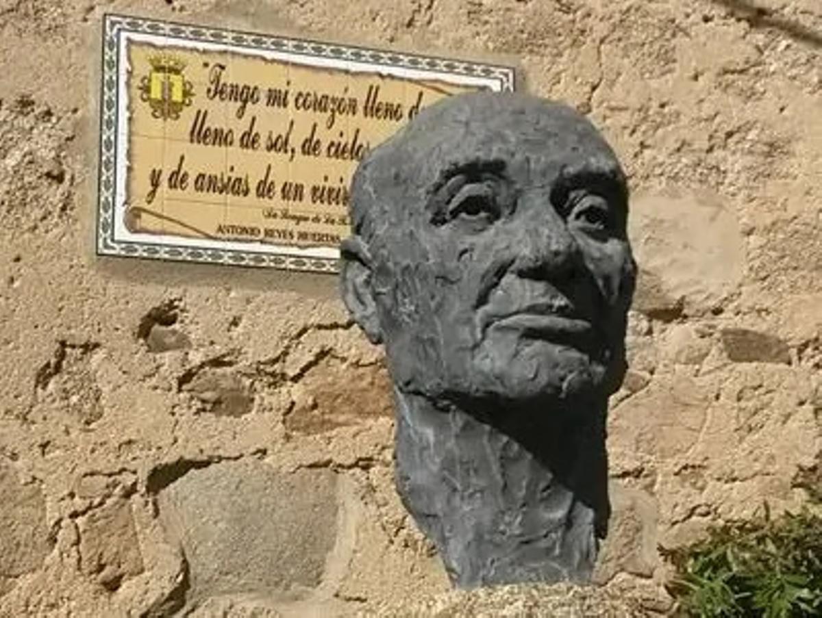 Monumento de Antonio Reyes Huertas.