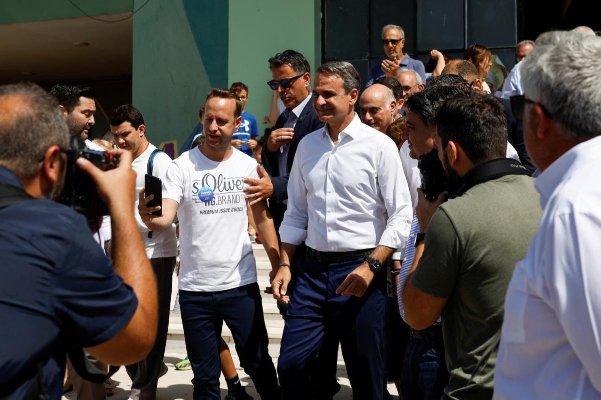 Kyriakos Mitsotakis vota en las elecciones de Grecia