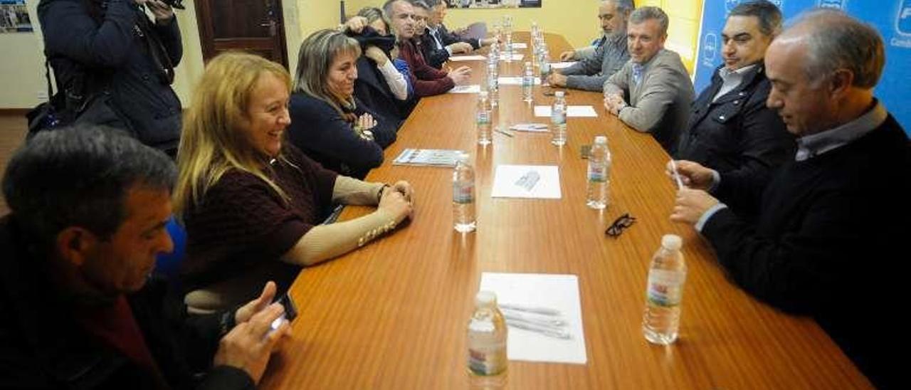 Encuentro del PP comarcal celebrado ayer en Cambados. // I. Abella