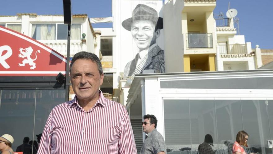 El alcalde torremolinense, José Ortiz, inauguró ayer en La Carihuela el nuevo mural de Frank Sinatra.