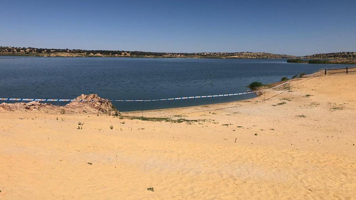 Precinto en la playa de La Colada, en El Viso, en julio del pasado 2022.