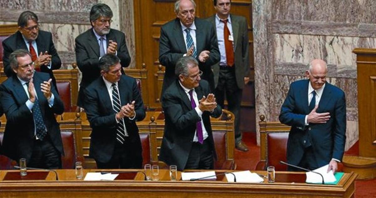 Papandreu és rebut amb alguns aplaudiments en el grup socialista del Parlament abans d’exposar els seus plans, ahir.