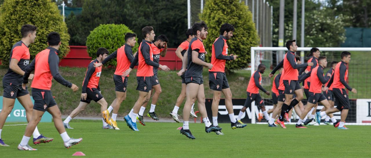 La plantilla del Sporting durante un entrenamiento en Mareo