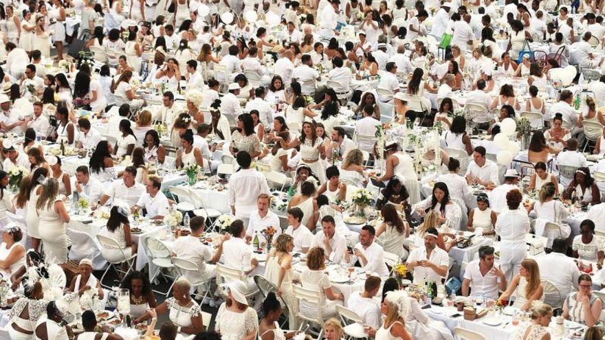 Miles de personas se visten de blanco para celebrar un pícnic multitudinario en Nueva York