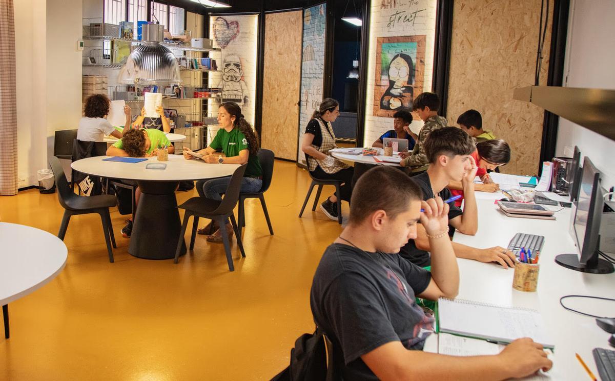 Nueva aula para que menores en riesgo de exclusión social puedan hacer deberes en Elche