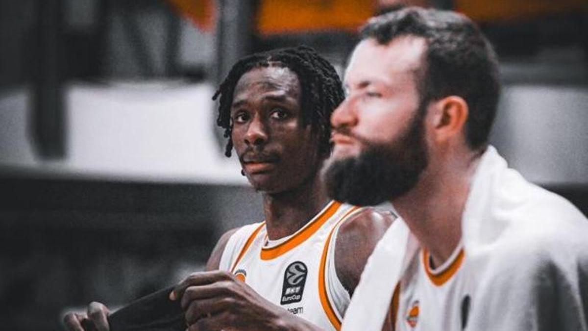 Brancou Badio y Matt Costello, con gesto serio en el banquillo taronja