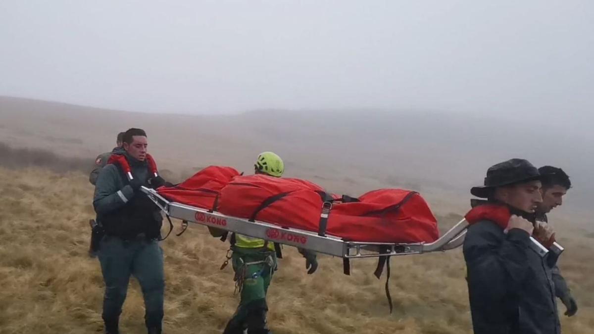 Traslado del cuerpo del piloto desde la sierra de Porto a una carretera cercana. | G. C.