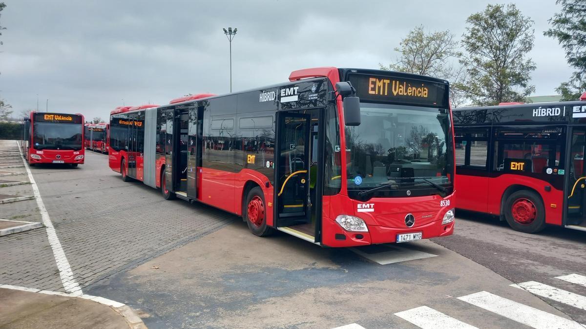 Nuevos autobuses híbridos y articulados aparcados en las cocheras de San Isidro.