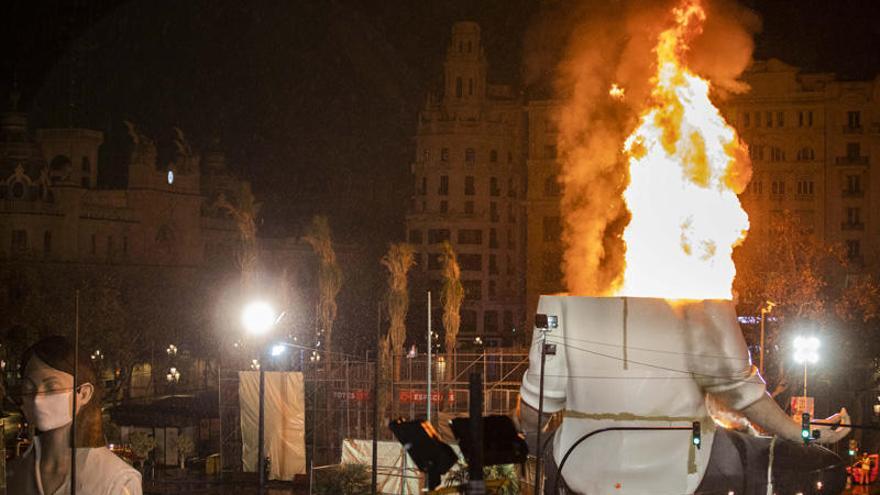 Así ha sido la cremà de la falla municipal