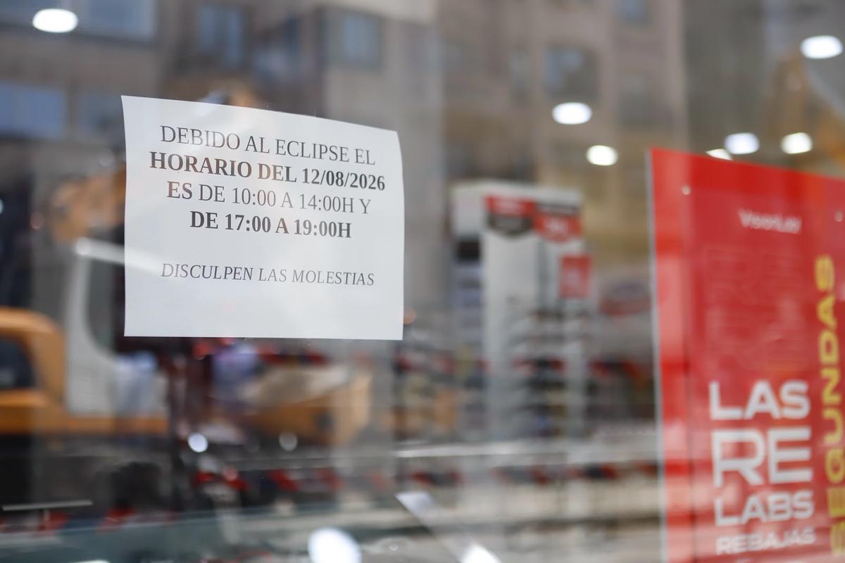 Cartel en el escaparate de la óptica Visionlab del Coso en Zaragoza.