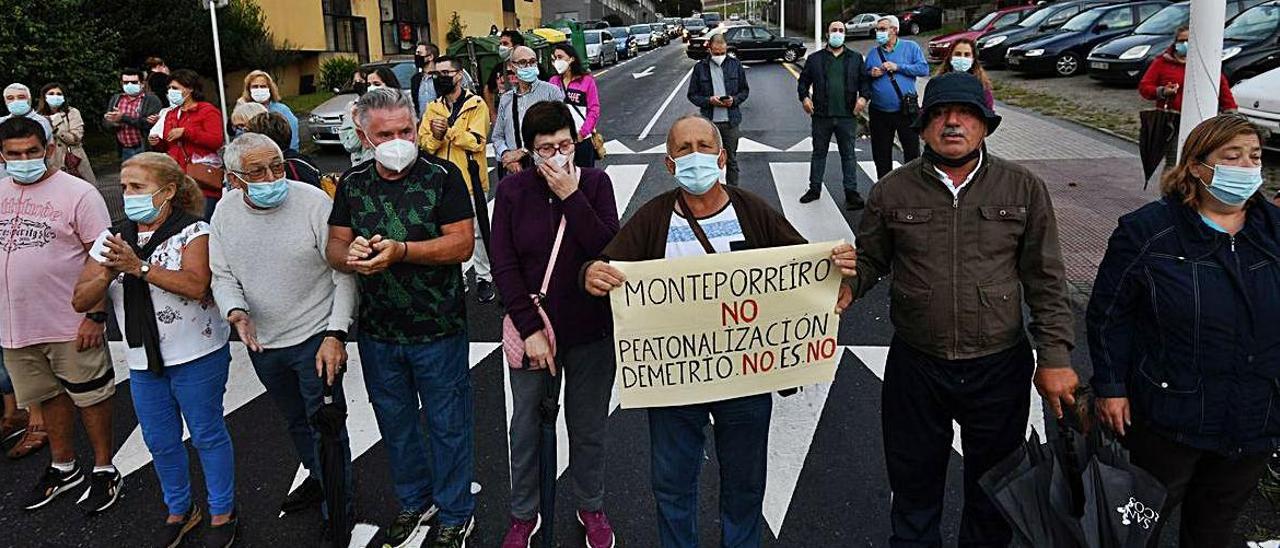 Opositores al plan para Monte Porreiro, durante la manifestación del pasado viernes.