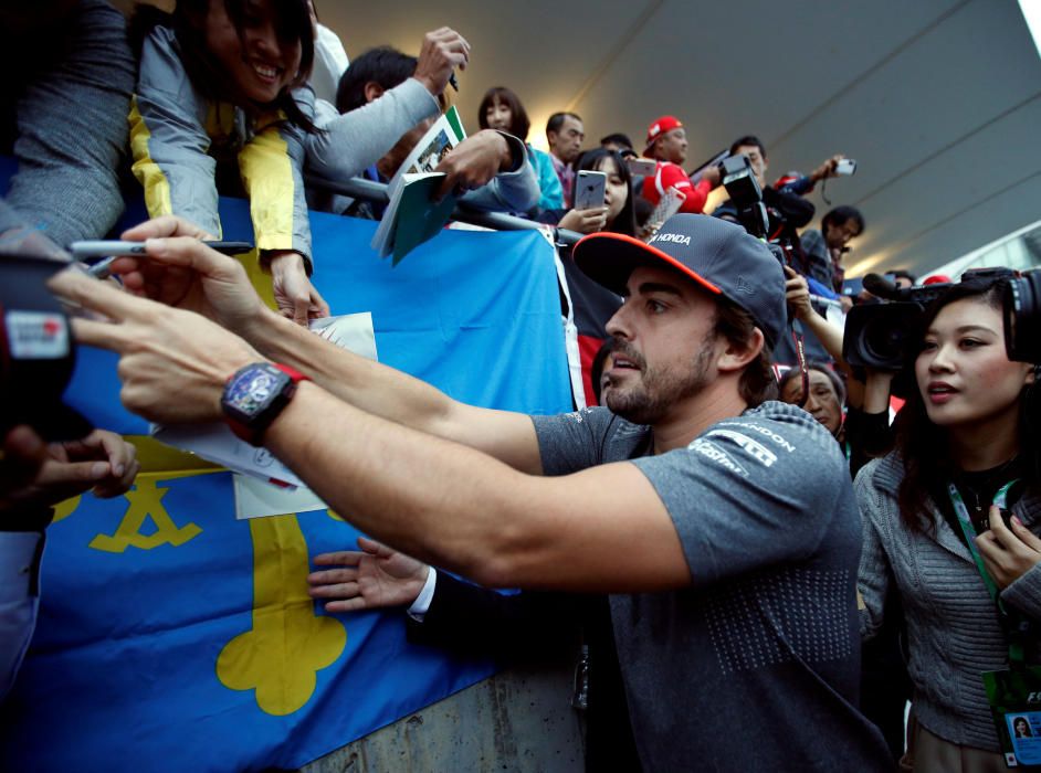 Fernando Alonso baño de masas en Suzuka