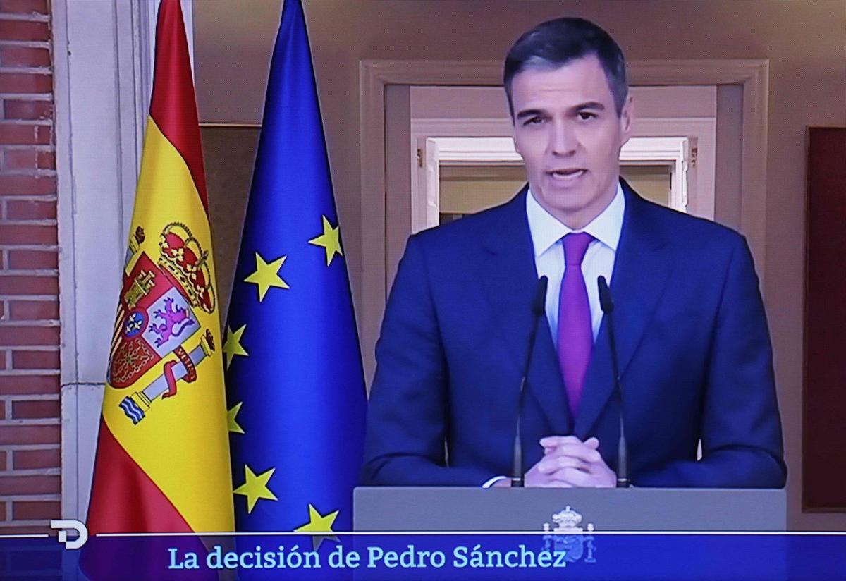 Los ciudadanos siguen la declaración institucional de Pedro Sánchez