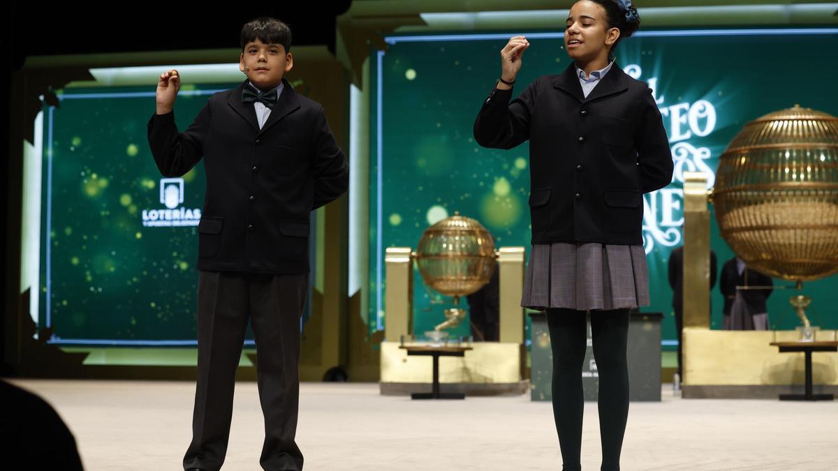 Los niños de San Ildefonso vuelven un año más a repartir 2.500 millones de euros en el sorteo extraordinario de Navidad de la Lotería Nacional