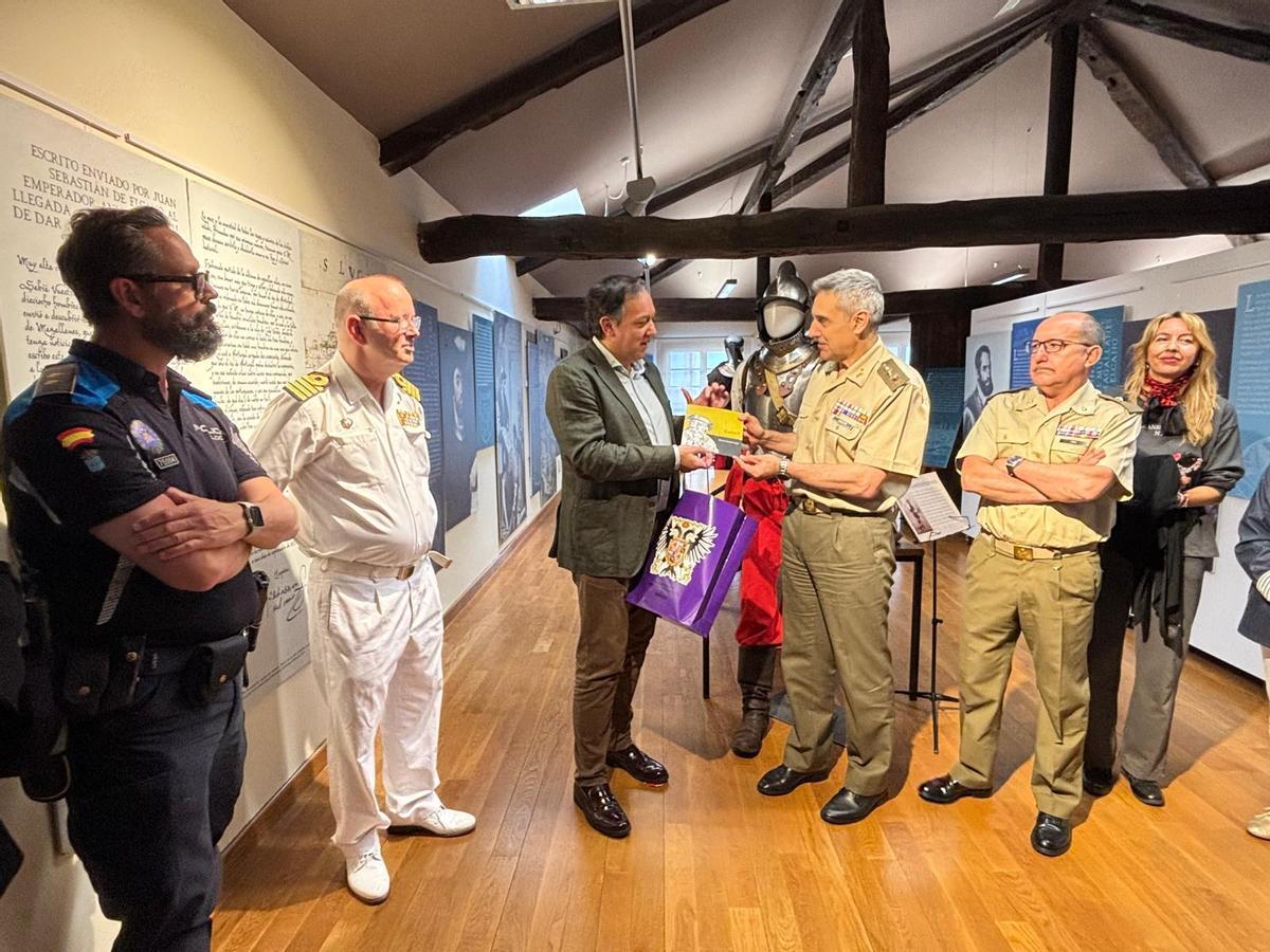 Alejandro Vega entrega un obsequio al coronel Jesús Moreno durante la inauguración de la muestra.