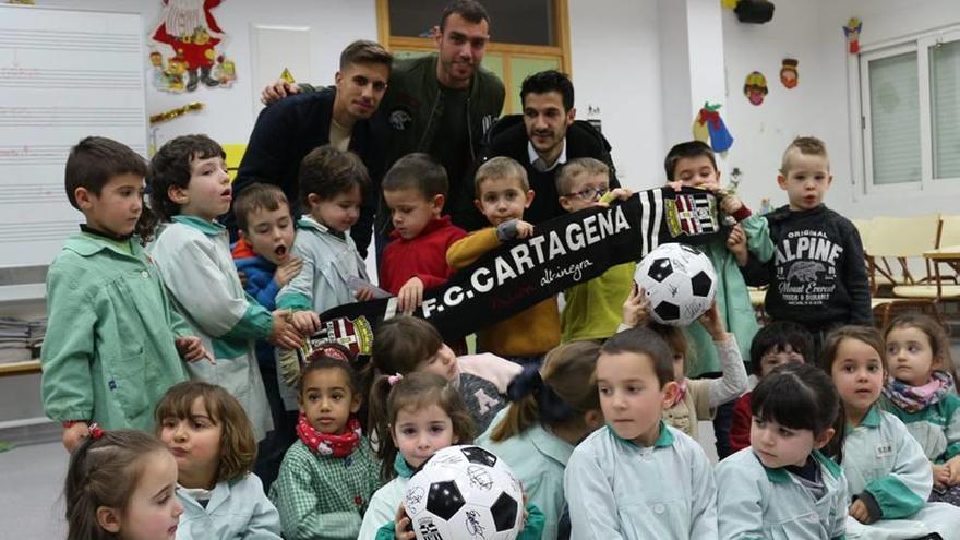 Gonzalo, Zabaco y Miguel Guirao, en su visita de ayer al centro Vicente Ros.