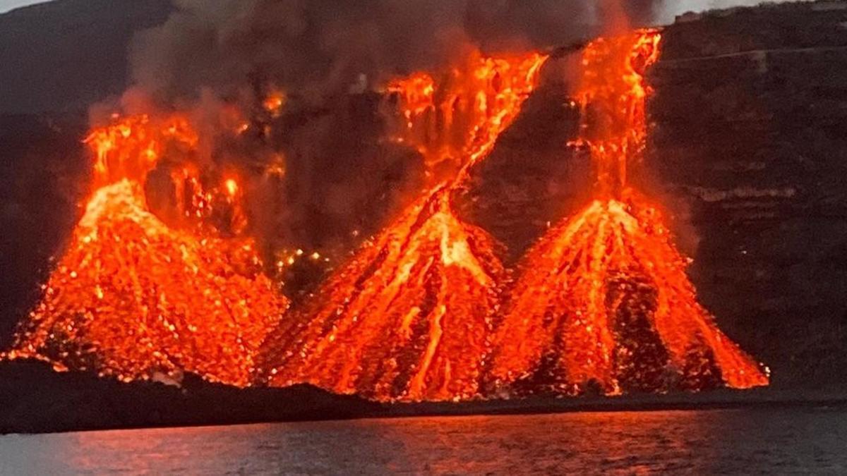 Llega a la costa otra colada de lava del volcán de La Palma