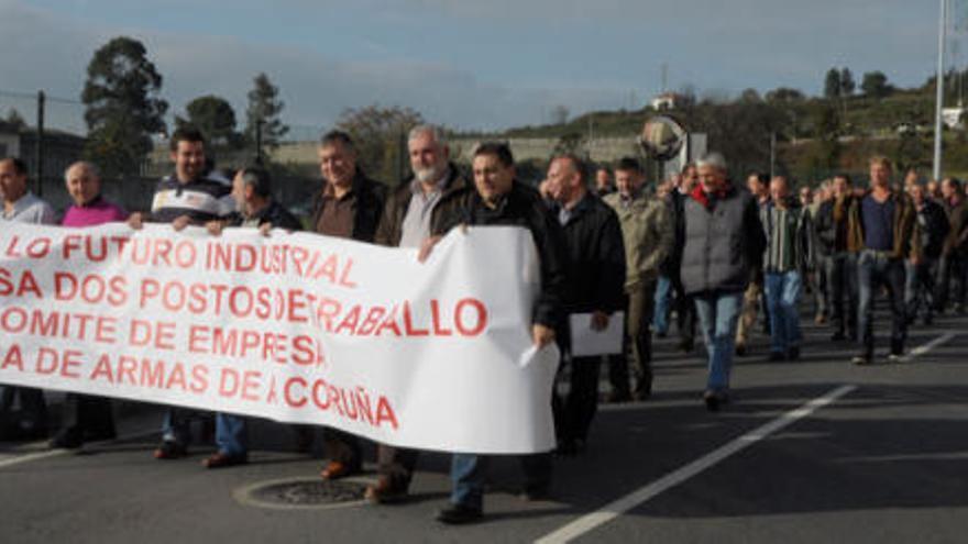 Concentración de trabajadores frente a la fábrica de armas de A Coruña en 2011.