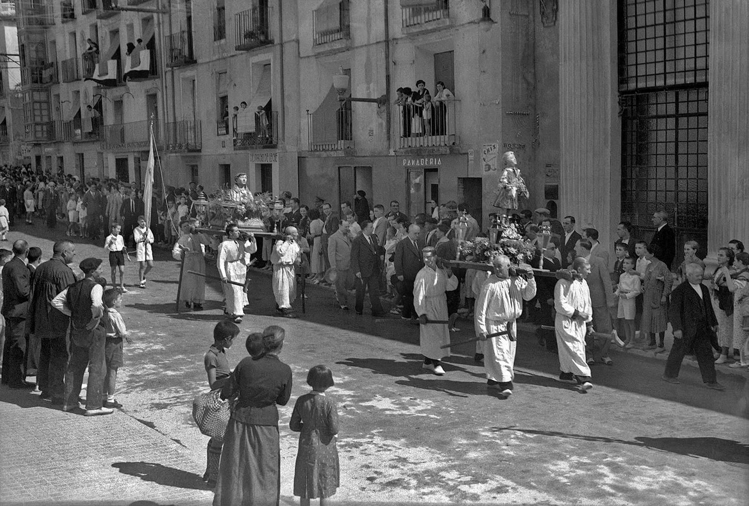 Procesión de San Lorenzo por el Coso Alto, frente al teatro Olimpia, el 10 de agosto de 1935.