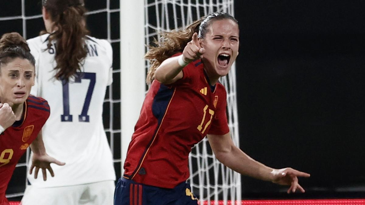 Laia Codina celebra junto a sus compañeras