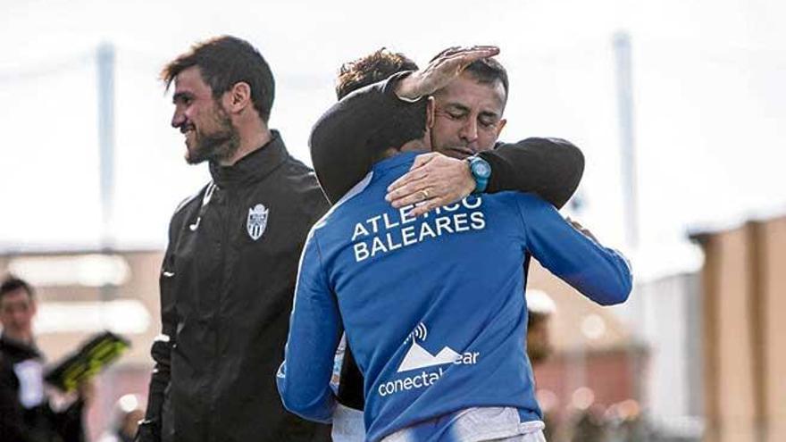 El entrenador del Baleares, Horacio Melgarejo, se abraza con Kike López después de que el árbitro señalara el final del partido.