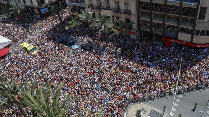 Sábado y festivo, lleno asegurado: más de 1,5 millones de personas en las calles de Alicante