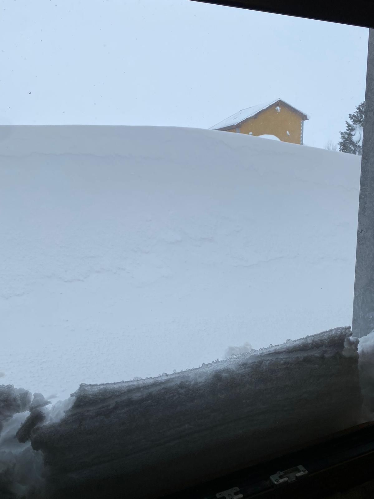 Más de dos metros de nieve: así se enfrentan los vecinos de Aller al temporal