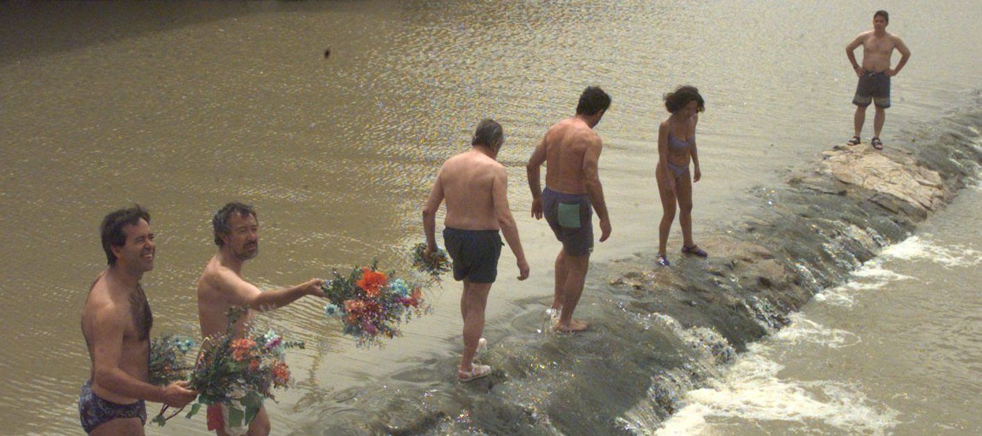 Guarido y otros miembros de IU se bañan en el Duero para protestar por las obras en las márgenes del río, 1999.